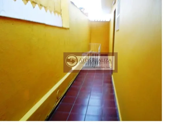 Imagem Grande oportunidade e muito lucrativo na vila Santa Catarina. Vendo imóvel com 3 casas + 1 salão comercial na Vila Santa Catarina. Casa 1= casa principal. Tem 2 dormitórios, sala, cozinha, banheiro. Tem também um sótão com 2 cômodos e 1 banheiro. Tem gara