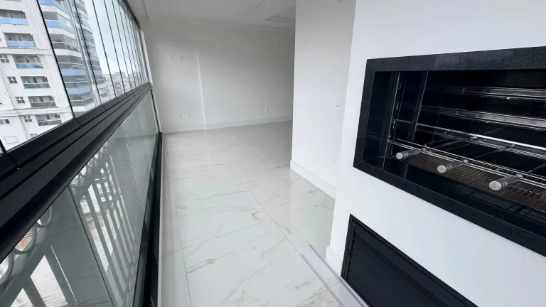 Imagem Apartamento com 3 suítes e 2 vagas de garagem em Meia Praia, Itapema/SC