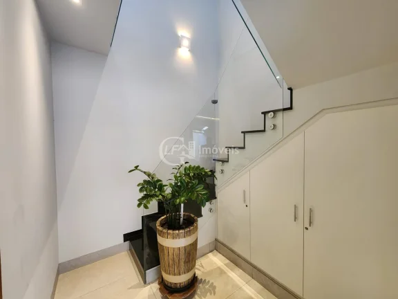 Imagem Casa à venda em Campo Grande-MS, bairro Amambaí: 3 quartos, 2 suítes, 3 salas, 2 banheiros, 3 vagas de garagem, 260m² de área.