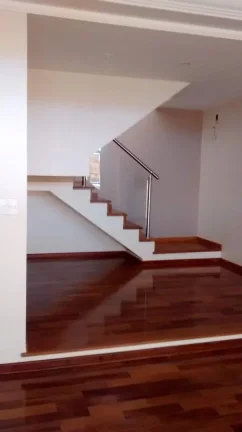 Imagem Área útil de 320 m². Triplex com 3 vagas de garagem, lavabo, ampla sala para 3 ambientes com saca...