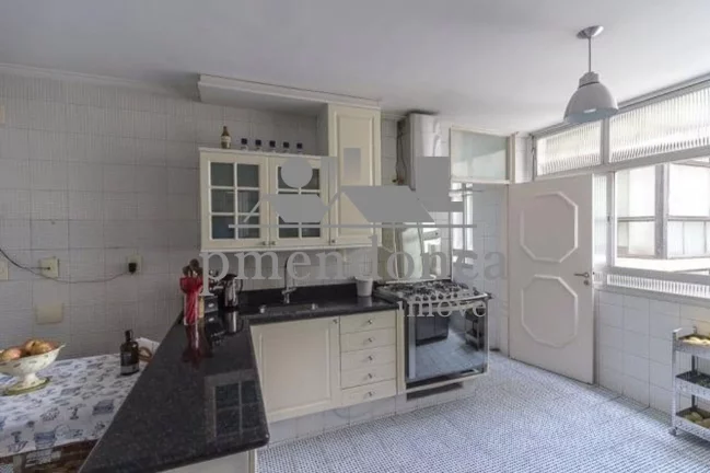 Imagem Apartamento um por andar, 265m² útil, living para 03 ambientes, piso de tábuas largas corridas de...