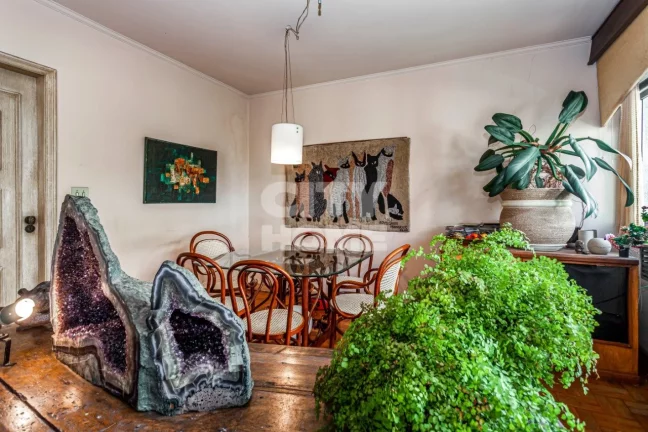 Imagem Belíssimo apartamento em edifício histórico na rua mais charmosa e arborizada de Higienópolis. A...