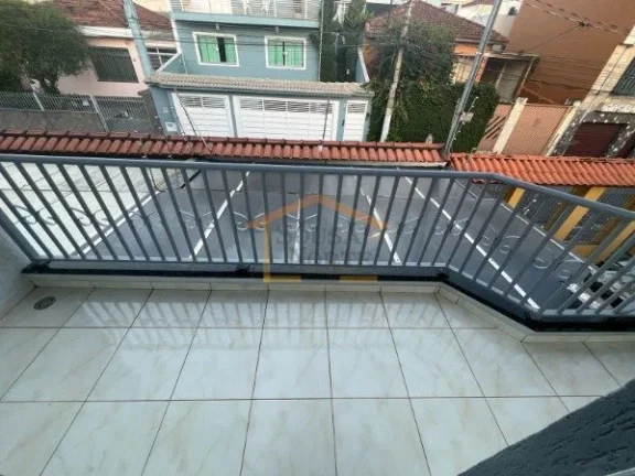 Imagem Sobrado com corredor lateral, 3 dormitÃ³rios, sendo 1 suÃ­te, pisos em madeira, sacada, rico em armÃ...
