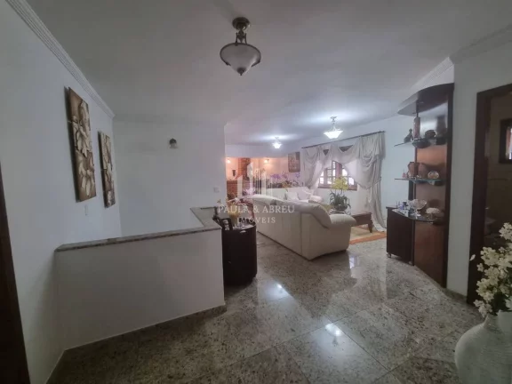 Imagem Casa de Alto Padrão 4 quartos sendo 1 suíte, 3 Banheiros, Salas espaçosas, 4 Vagas, Área Lazer com Churrasqueira, Campo Pq no Jardim Petrópolis, Ribeirão Pires-SP