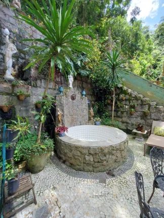Imagem Casarão histórico estilo castelo, luxo e Requinte