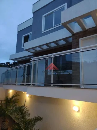 Imagem Venha morar em uma bela casa em pequeno condomínio a 3 minutos da Praia das Flechas.