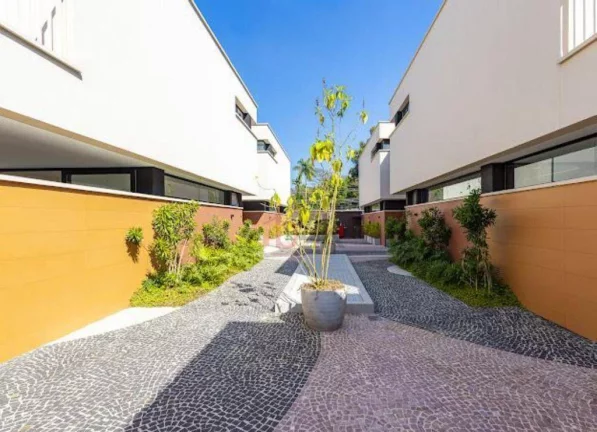 Imagem Casa de 487 m² com 4 suítes e 4 vagas no Condomínio Garda, Jardim Cordeiro.
