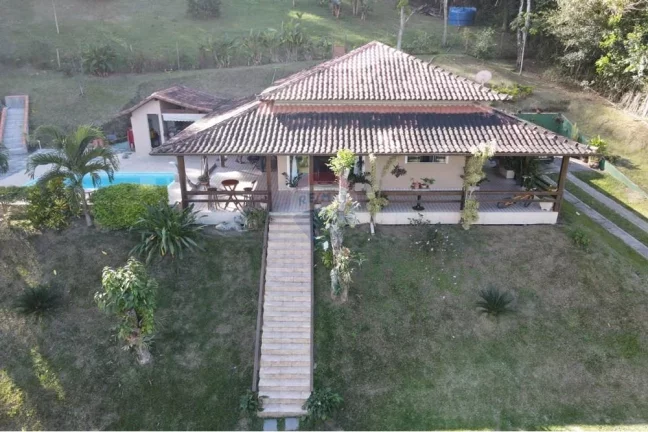 Imagem Sítio com três dormitórios e piscina em Saquarema.