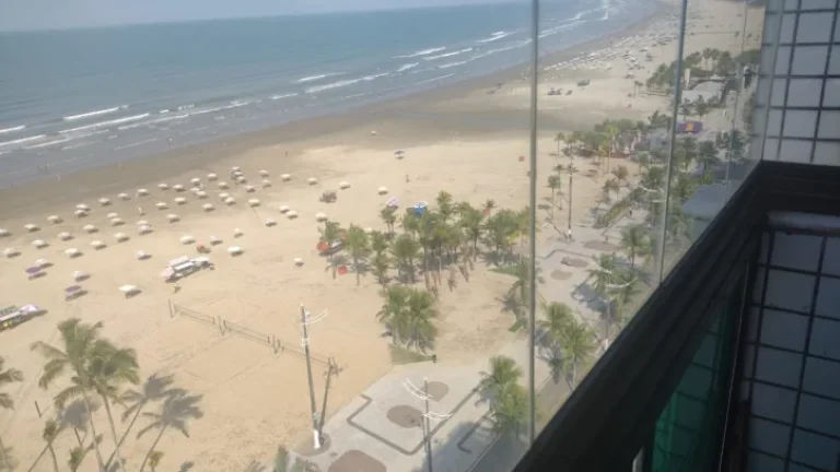 Imagem ???? "Você sabia que existe um condomínio PÉ NA AREIA com salão de festas e elevador em Praia Grande?"
