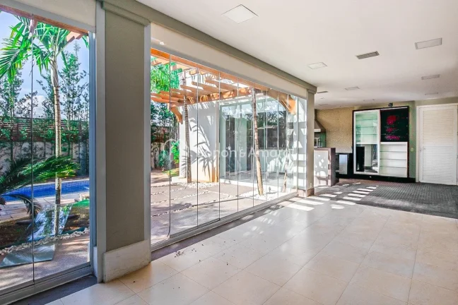 Imagem Localizada em um condomínio de alto padrão, esta casa em estilo sobrado oferece conforto, privacid...