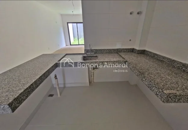 Imagem Casa com 2 suítes, amplas salas de estar e jantar, lavabo, cozinha e lavanderia. O condomínio é e...