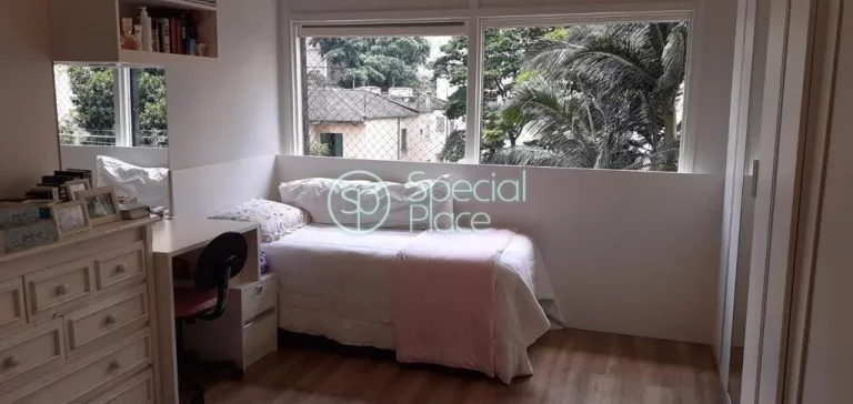 Imagem Apto totalmente reformado e amplo em localizaÃ§Ã£o excepcional! PÃ© direito alto e living com janelÃ...