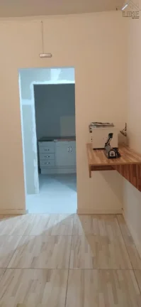 Imagem casa a venda com dois pontos comerciais no fundo