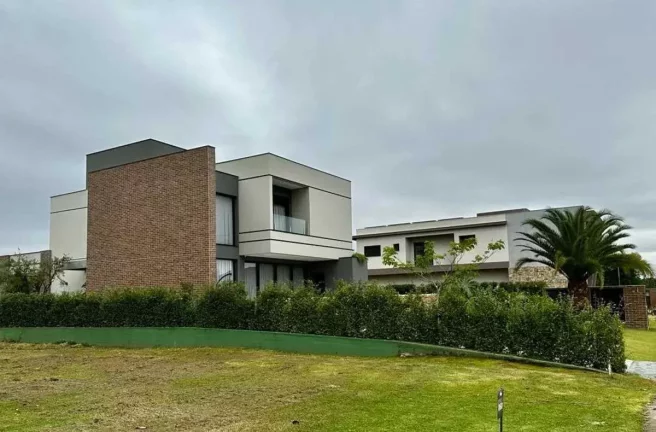 Imagem Casa de alto padrão com 4 suítes e 8 vagas de garagem no Centro de Camboriú