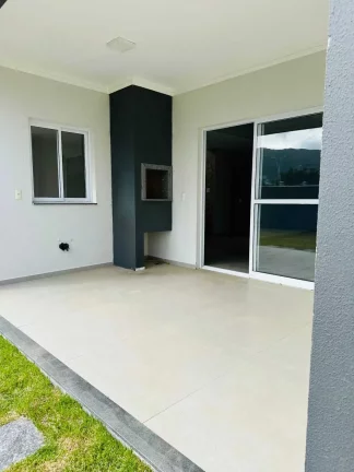 Imagem Casa alto padrão 3 dormitórios sendo 1 suíte e 2 demi-suítes e 2 vagas em Florianópolis/SC