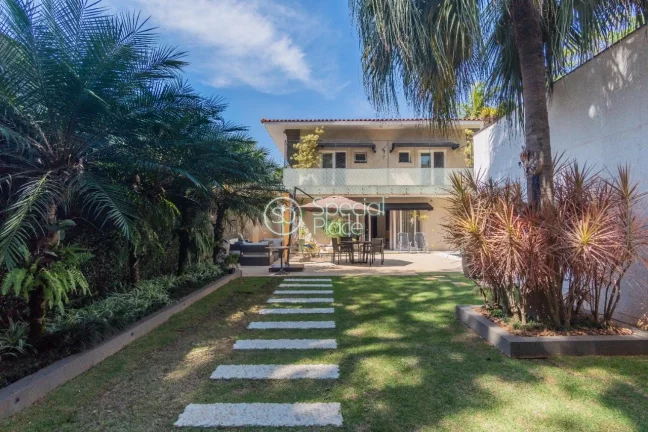 Imagem Casa com excelente localização e ótima segurança, reformada pela Arquiteta Arquiteta Gisela Bent...