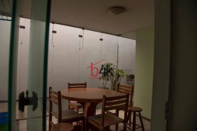 Imagem Casa para locação e/ou venda em Moema. 200m², 4 quartos, 4 banheiros e 3 pavimentos. na rua Maturi, 55.