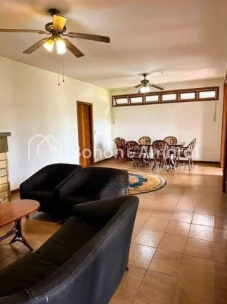 Imagem Bela casa com toque rústico. a residência possui um amplo terreno de esquina com 1.182m² de área...