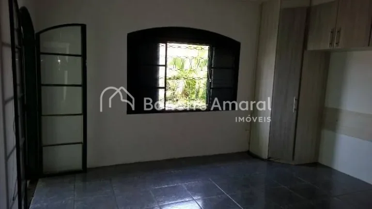 Imagem Sobrado espaçoso com 3 dormitórios, sendo 1 suíte com hidromassagem e closet, além de 2 dormitó...