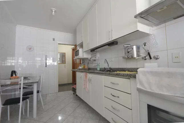 Imagem Apartamento amplo, pronto para morar, repleto de armários, com 3 quartos, sendo uma suíte, 2 banhe...