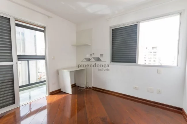Imagem Belo apartamento com armários embutidos, arejado e iluminado. Amplo living para 02 ambientes, terra...