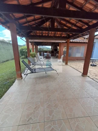 Imagem Imperdível: Casa à venda em Itatiaia-RJ, 5 quartos, 2 suítes, 1 sala, 5 banheiros, 4 vagas, 373,64m² de área. Confira já!