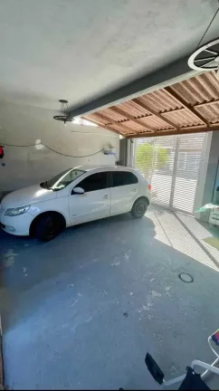 Imagem Sobrado amplo com 2 dormitórios e 2 vagas de garagem, com espaço lateral no Centro de Camboriú.