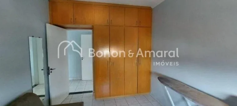 Imagem Apartamento com três quartos, incluindo uma suíte com elegantes armários embutidos. Uma ampla sal...