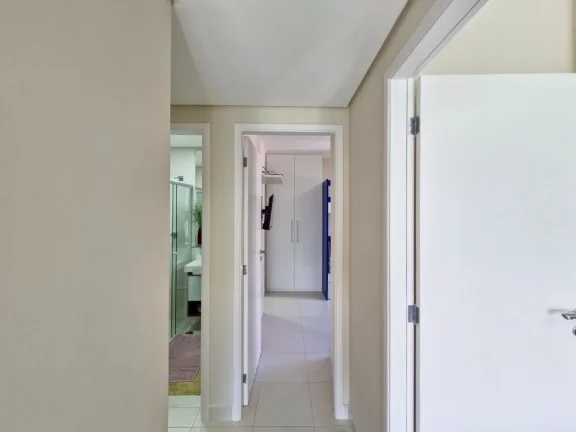 Imagem Apartamento pé na areia à venda em Riviera de São Lourenço - Módulo 8: 3 dormitórios, 2 suítes, 2 vagas, 128m². Varanda gourmet e vista para o mar!