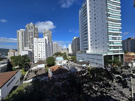 Imagem Apartamento para locação com 3 dormitórios, 1 suíte, a uma quadra da praia, 1 vaga demarcada