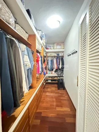 Imagem Esta encantadora casa de estilo sobrado oferece um ambiente espaçoso e confortável, com uma excele...