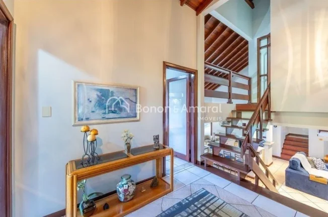 Imagem Esta charmosa residência, situada em um condomínio fechado em Valinhos/SP, oferece 1.000 m² de te...