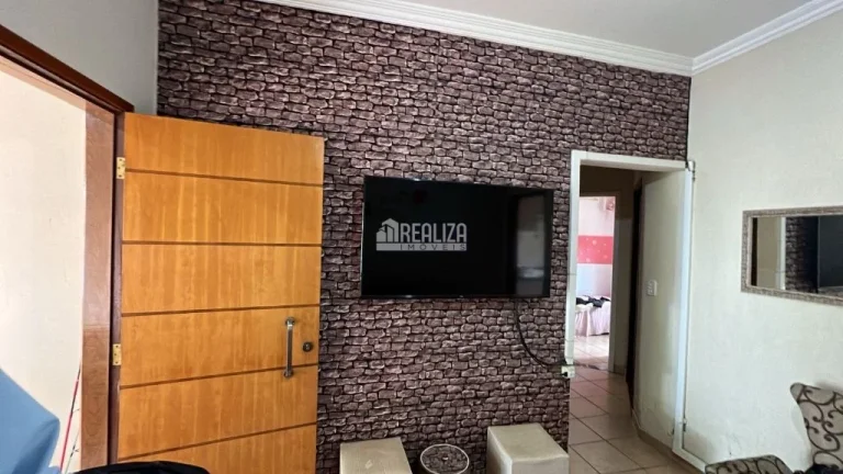Imagem Casa à venda no Fabrício, Uberaba: 3 dormitórios, churrasqueira e móveis planejados.