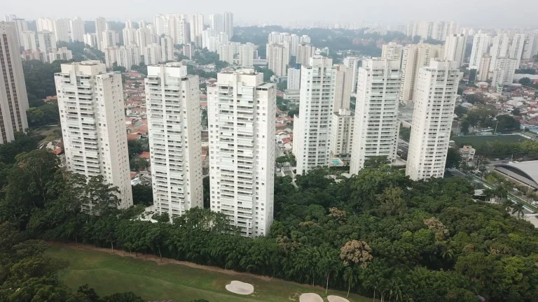 Imagem Apartamento com 185m2-3 suítes-3 vagas- 5 Banheiros - Sala Ampliada - Andar Alto