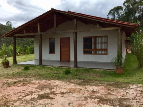 Imagem Sitio com ampla casa térrea com varanda ampla lateral.