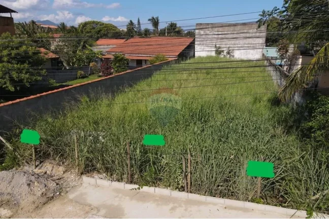Imagem Terreno plano e murado perto da praia.