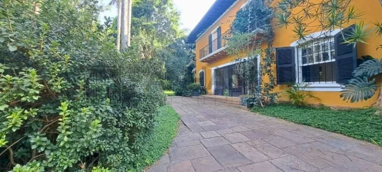 Imagem Casa de Luxo no Jardim Europa: 5 Quartos, 3 Suítes, 4 Salas, 10 Vagas de Garagem, 600m² - Venda ou Locação em SP