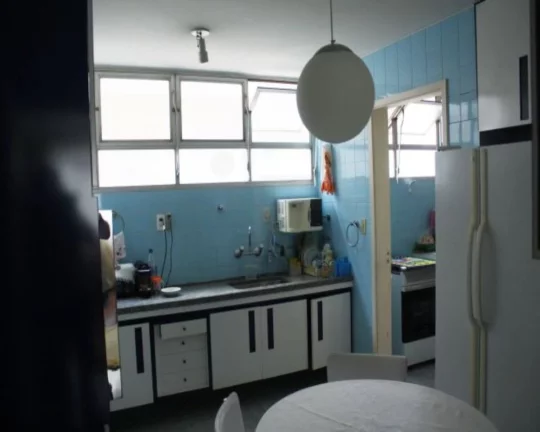 Imagem Apartamento com living amplo com janelas grandes, piso de carpete, 03 dormitórios com armários, co...