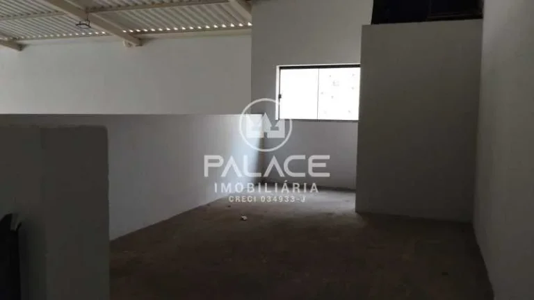 Imagem .Barracão excelente localização com 271,75 m²
 Salão comercial 
 02 banheiros social,;
 Cozinh...