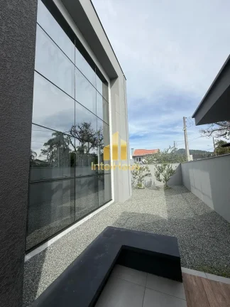 Imagem Residência contemporânea localizada na Praia de Itaguaçu, no bairro Ubatuba, a aproximadamente 30...