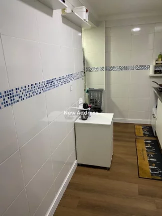 Imagem Apartamento 2 quartos reformado com 70m², piso laminado novo, cozinha planejada e banheiro renovado. Oportunidade! Não aceita financiamento bancário.