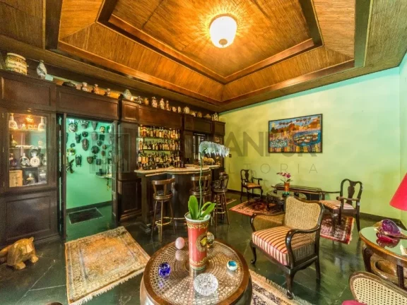 Imagem VENDO CASA PRÓXIMO AO PQ. IBIRAPUERA! Magnifica residência a venda em rua tranquila e arborozada no Jardim Lusitânia, com 900m² de área construída em