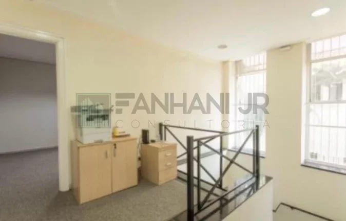 Imagem Venha conhecer este imóvel incrível, totalmente reformado e finamente decorado, com uma localização excepcional! Com 587m² de área construída este e