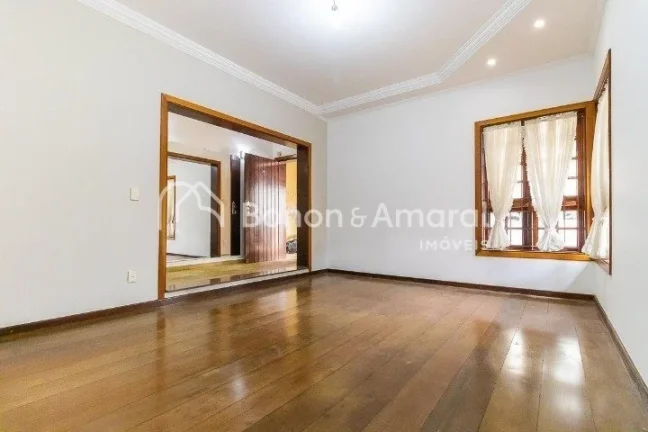 Imagem Ampla e confortável, esta excelente residência conta com 330m² de área construída, oferecendo e...