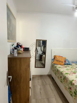 Imagem Charmosa Casa com 2 Quartos, Edícula e Amplo Quintal - Ambientes Frescos e Arejados