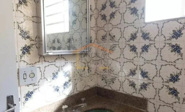 Imagem Sobrado espaçosa com 298m², 3 dormitórios, 2 banheiros e 3 vagas de garagem. Quintal na frente e ...