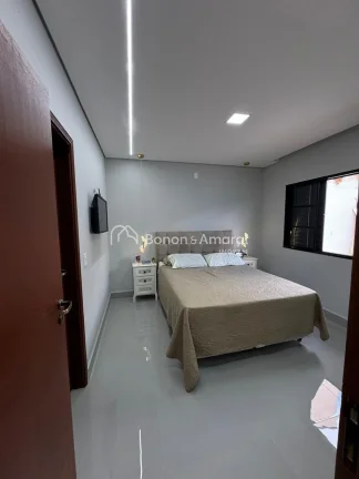 Imagem Linda casa totalmente reformada, localizada na parte alta do bairro, em região tranquila e de excel...