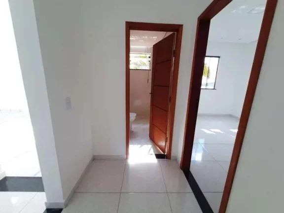 Imagem Casa espaçosa de 3 dormitórios, suíte com varanda e duas vagas de garagem, localizada no bairro Caiçaras em Barbacena