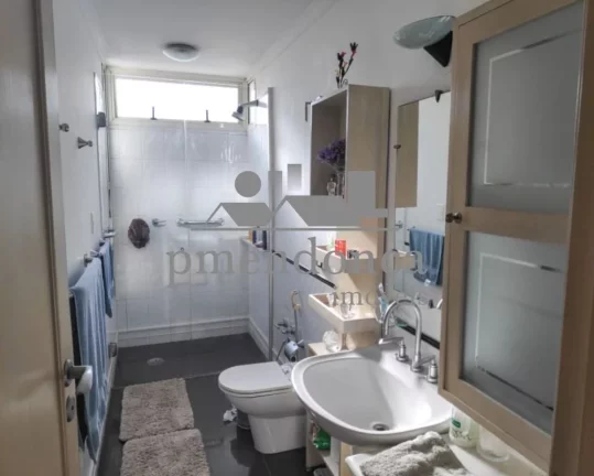 Imagem Apartamento com living para 02 ambientes, amplas janelas, lavabo, dormitórios ricos em armários, b...