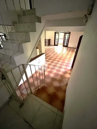 Imagem CASA À VENDA COM TERRENO DE 1500 M², POÇO ARTESIANO, 4 DORMS (2 SUITES), 3 SALAS, SENDO 1 COM LAREIRA, COZINHA COM ARMÁRIOS E DISPENSA, MAIRIPORÃ, SP.